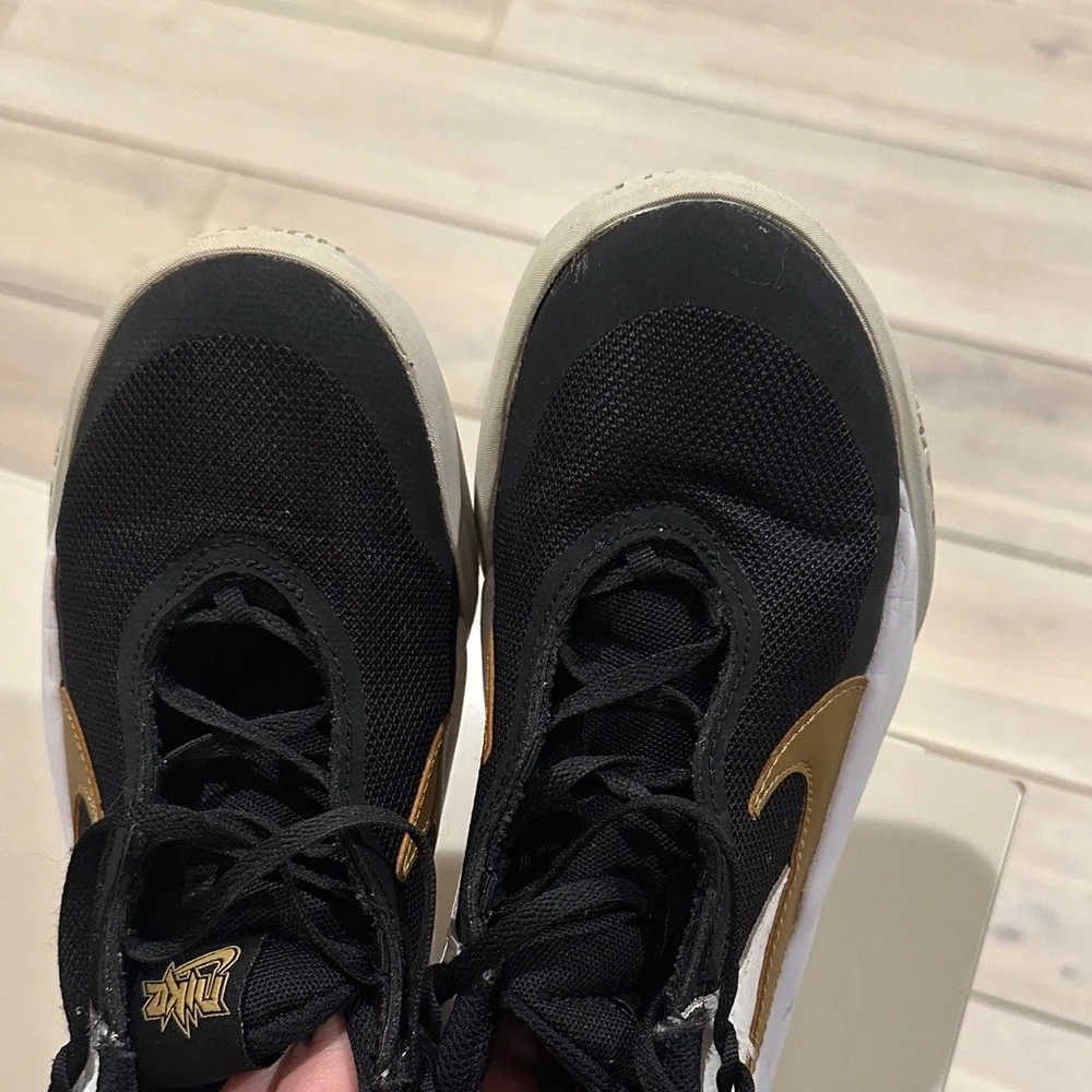 Nike Team Hustle D 10 Gs Black Metallic Gold White
